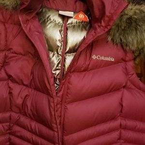 Columbia Vest with fur hood Burgundy Color
